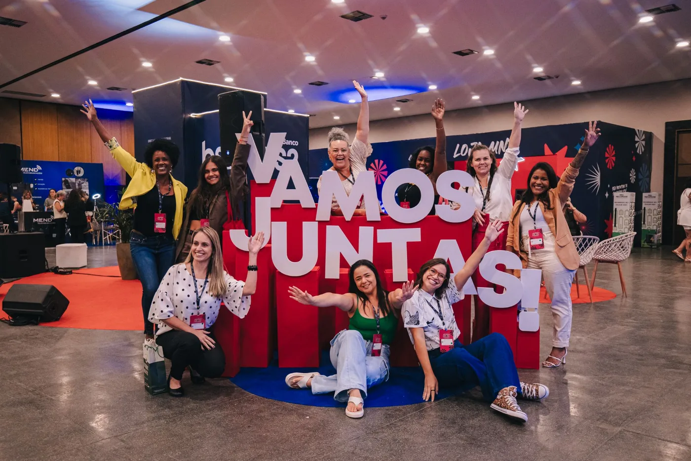 Participantes no letreiro Vamos juntas