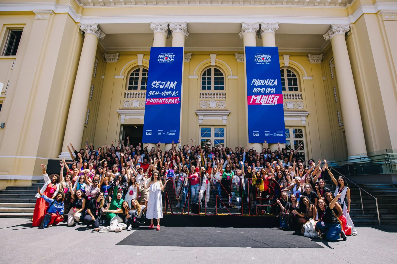 Participantes do II Encontro Nacional Mulheres na Produção reunidas na escadaria